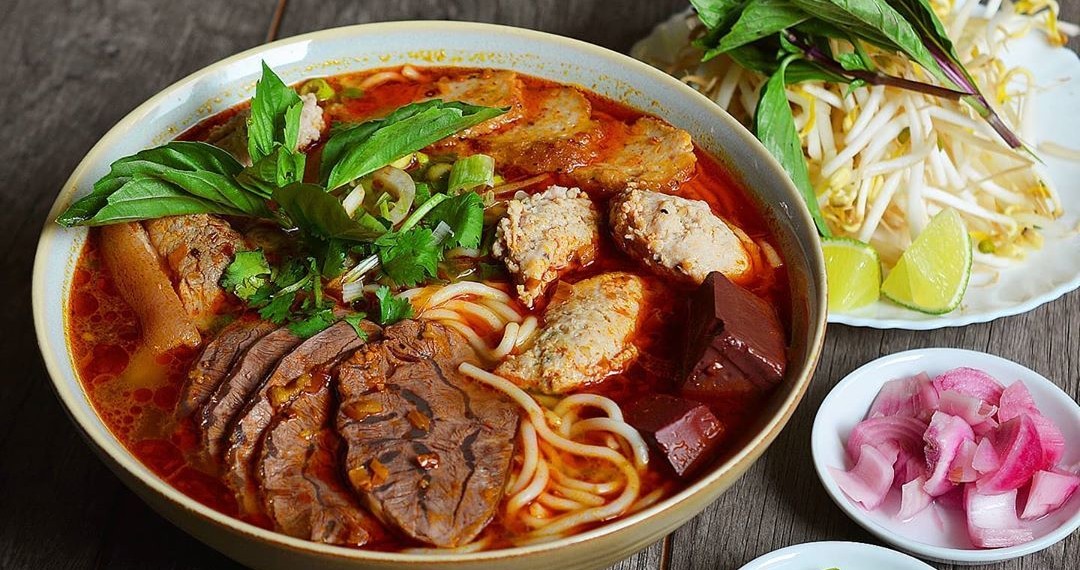 bun-bo-huemon-an-dac-san-noi-tieng-cua-vung-co-do-093837-1751810494.jpg