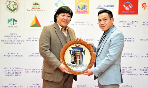 Phù thủy tranh kính Vinh Coba: Người biến ánh sáng thành di sản văn hoá