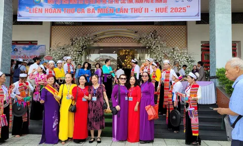 Liên hoan Thơ ca Ba miền 2025: Một đêm thơ "không ngủ" giữa lòng Cố đô