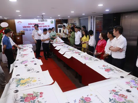 Triển lãm tranh hoa mẫu đơn "hớp hồn" giới mộ điệu tại Diễn đàn Văn hóa Quốc Tế 2025