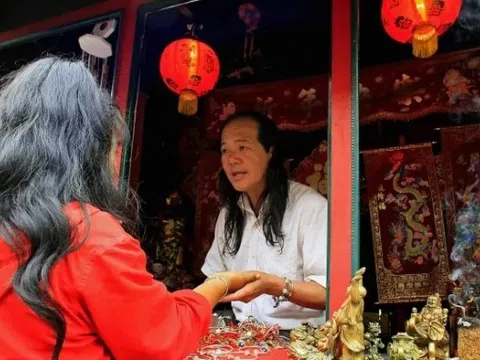 Bói toán bùng nổ ở Singapore