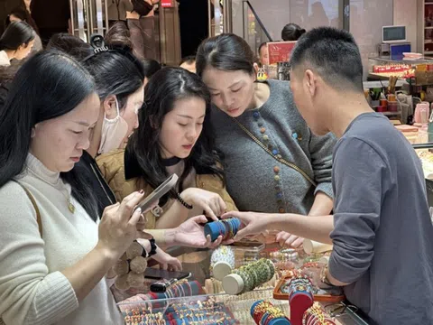 Giới trẻ tìm đến đá phong thủy trong thời khó khăn