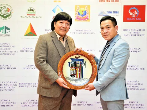 Phù thủy tranh kính Vinh Coba: Người biến ánh sáng thành di sản văn hoá
