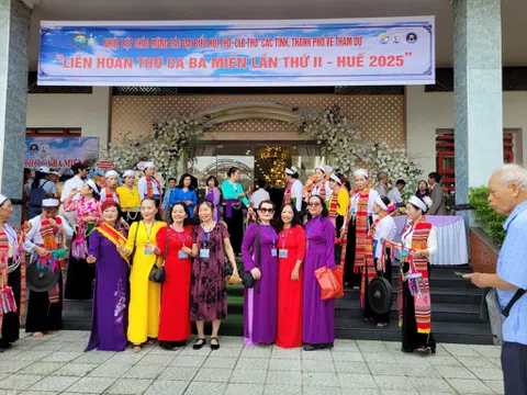 Liên hoan Thơ ca Ba miền 2025: Một đêm thơ "không ngủ" giữa lòng Cố đô