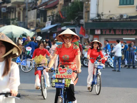 Kỷ niệm 80 năm ngày Quốc Khánh 2/9: Khi áo dài và khăn đóng kể câu chuyện văn hóa Việt