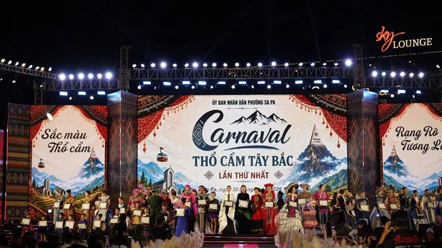 ĐÊM NGHỆ THUẬT & TRÌNH DIỄN THỜI TRANG - CARNAVAL THỔ CẨM TÂY BẮC LẦN THỨ NHẤT 2026 GHI DẤU VỚI NHIỀU KHOẢNH KHẮC ẤN TƯỢNG